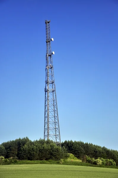 Řídící věž s satelitní parabolu — Stock fotografie