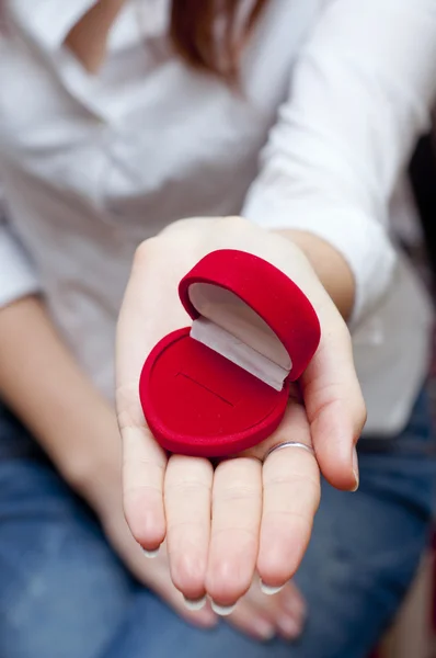 形象的订婚戒指为空红色框 — 图库照片