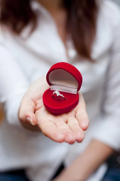 婚約指輪の中で赤いボックスの画像 — ストック写真
