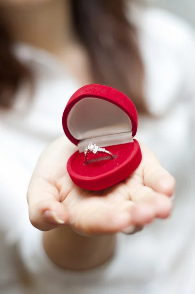 Kırmızı Kutu Içinde Nişan Yüzüğü Görüntüsünü — Stok fotoğraf
