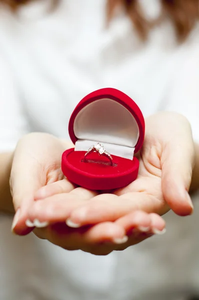 婚約指輪の中で赤いボックスの画像 — ストック写真