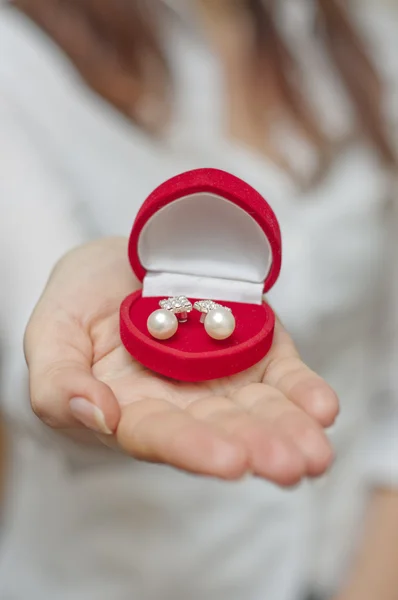 赤いボックスの真珠のイヤリング — ストック写真