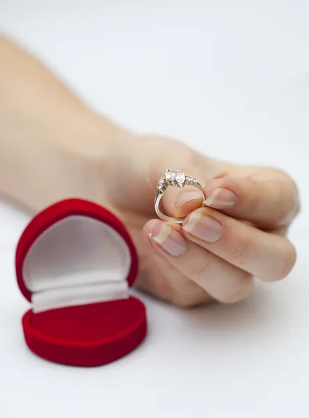 약혼 반지는 손으로 개최 — 스톡 사진