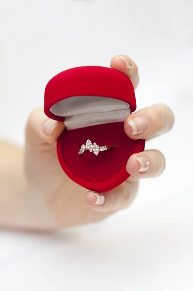 Eljegyzési gyűrű belsejében piros doboz a kezében tartott — Stock Fotó