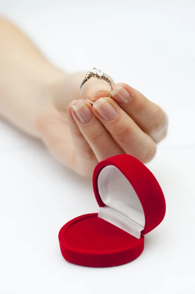 手で開催された婚約指輪のイメージ — ストック写真