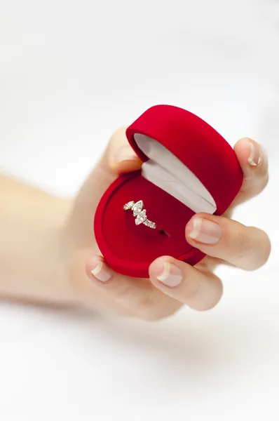 Rode doos met verlovingsring binnen gehouden in de hand — Stockfoto
