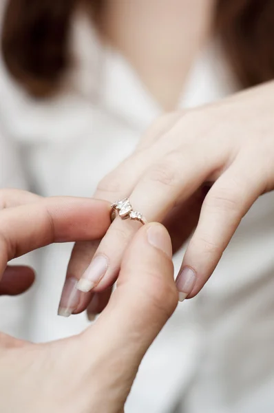 一个图像插入一根手指的订婚戒指的情况 — 图库照片