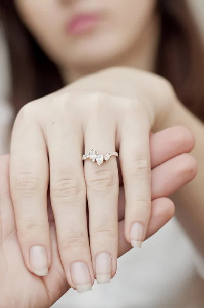 Ein Bild Von Verlobungsring Finger Gesteckt — Stockfoto