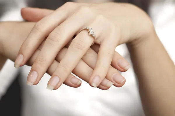 Anel de noivado inserido no dedo — Fotografia de Stock