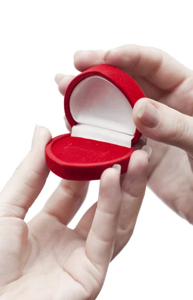 Красная коробка для помолвки, держащаяся за руку молодой девушки — стоковое фото