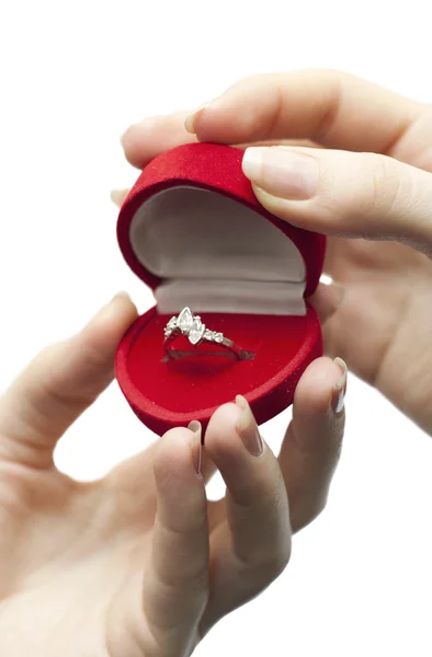若い女の子の手で保持している婚約の赤いボックスの画像 — ストック写真