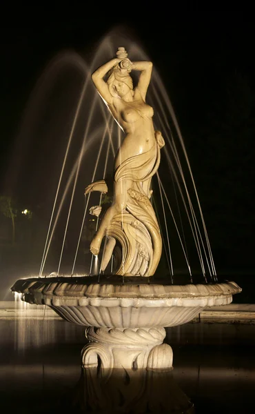 Fountain and sculpture — Stock Photo, Image