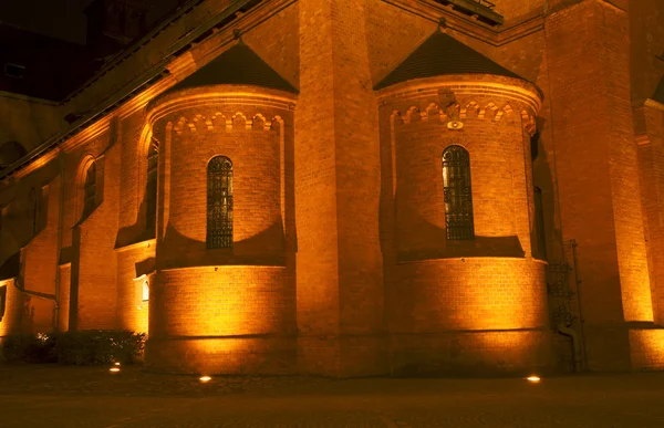 夜にゴシック様式の教会 — ストック写真