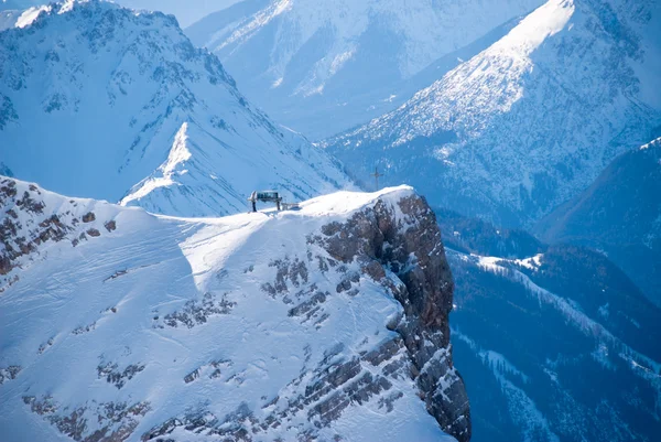 Pico com elevador de esqui no Zugspitze, Alemanha — Fotografia de Stock