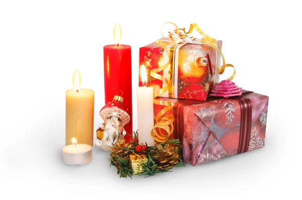 Weihnachtskerzen und Geschenke — Stockfoto