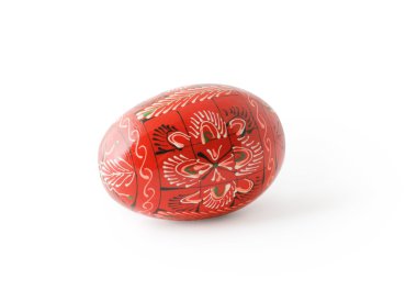 kırmızı boyalı geleneksel Paskalya gölge beyaz zemin üzerine izole yumurta. kırpma yolunu dahil.