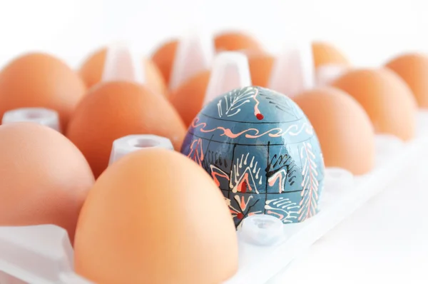 One Painted Easter Egg Box Many Brown Chicken Eggs — Stock Photo, Image