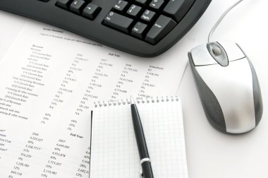 kalem, bilgisayar klavye ve fare, finansal veriler sayfaya boş not defteri