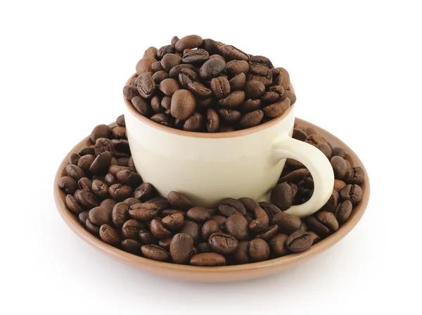 杯子与杯碟充满了芳香咖啡咖啡豆 包括剪切路径 — 图库照片