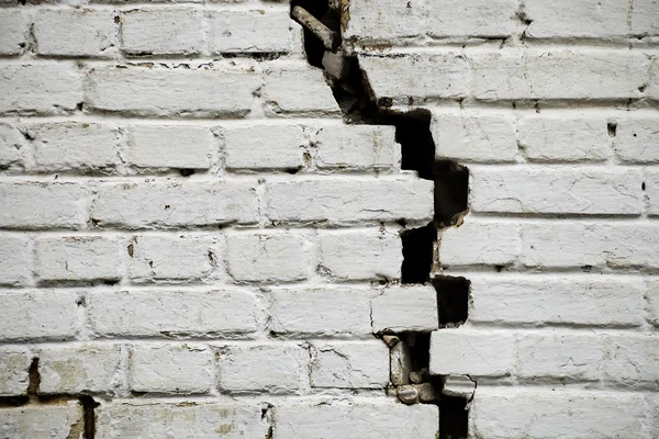 Oude gebarsten bakstenen muur — Stockfoto