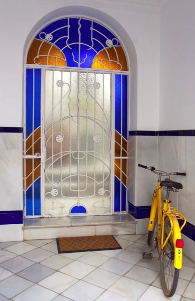 Gelbes Fahrrad Einem Hausflur Einer Spanischen Kleinstadt — Stock Photo, Image