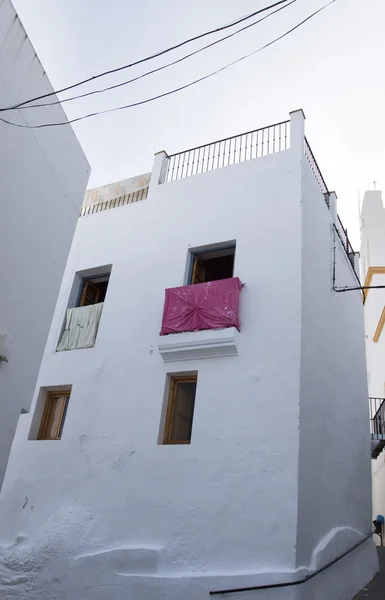 stock image Provisorischer Sonnenschutz an einem Fenster in einem Andalusischen Dorf, Spanien