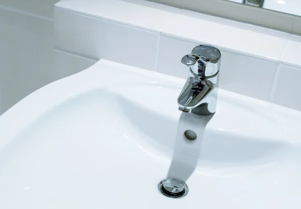 Wasserhahn Und Waschbecken — Fotografia de Stock