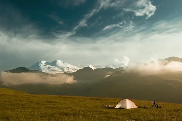 Kamp in berg — Stockfoto
