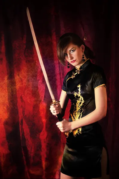 stock image Woman dressed like a Giesha and Katana swords in her hands