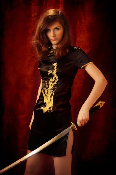 Uma Mulher Vestida Como Uma Giesha Katana Espadas Suas Mãos — Fotografia de Stock