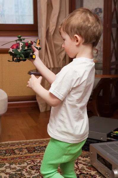 Kleiner Junge mit Spielzeughubschrauber — Stockfoto