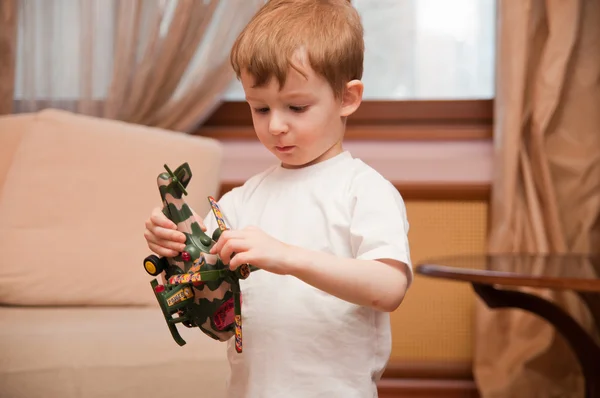 Malý chlapec s toy vrtulník — Stock fotografie