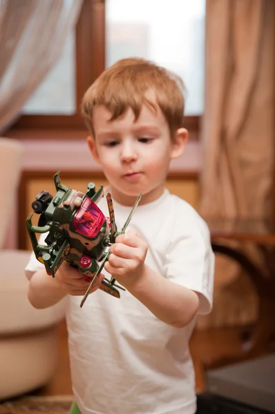 Menino com helicóptero de brinquedo — Fotografia de Stock