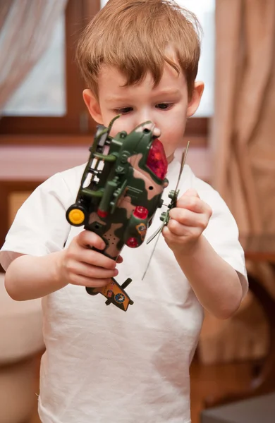 Petit garçon avec hélicoptère jouet — Photo