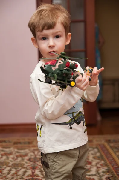 Petit garçon jouant avec jouet — Photo
