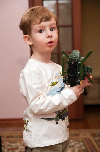 Küçük çocuk oyuncakla oynamak — Stok fotoğraf