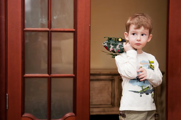 Kleiner Junge mit Spielzeughubschrauber lizenzfreie Stockfotos