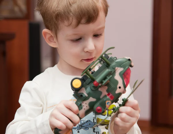Niño pequeño con helicóptero de juguete —  Fotos de Stock