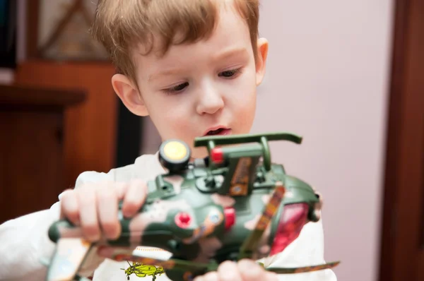 Petit garçon avec hélicoptère jouet — Photo