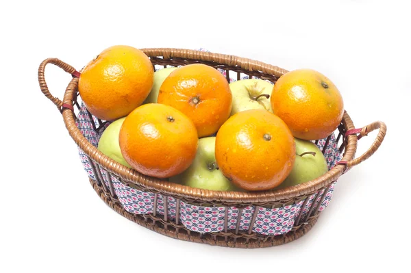 Tangerinas e maçãs em uma cesta isolada em branco — Fotografia de Stock