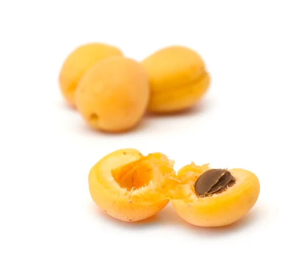 Aprikoser isolerad på vit — Stockfoto