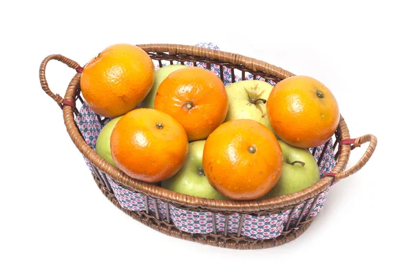 Mandarinas y manzanas en una cesta aislada en blanco — Foto de Stock