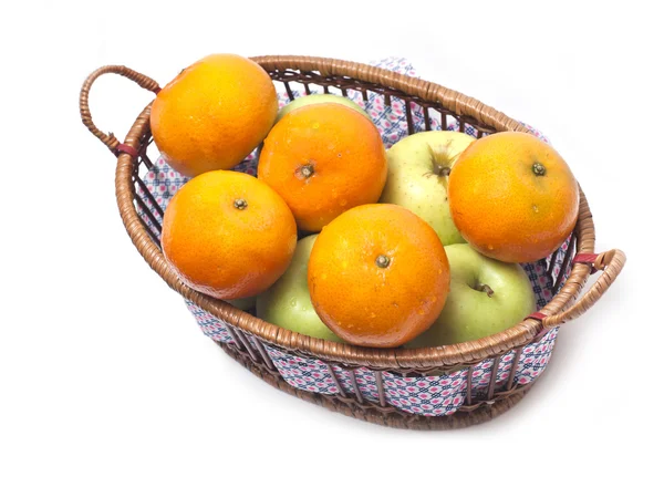 Mandarinen und Äpfel in einem Rücken isoliert auf weiß — Stockfoto