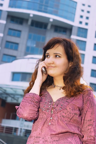 Atraktivní žena s mobilní telefon — Stock fotografie