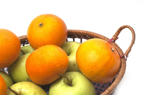 橘子和苹果在篮子里上白色隔离 — 图库照片