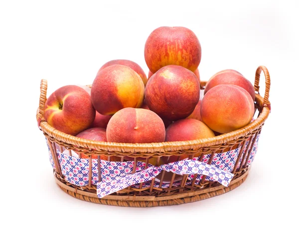 Perziken in de mand — Stockfoto