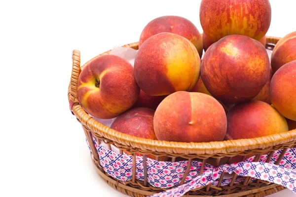 Персики в корзине — стоковое фото