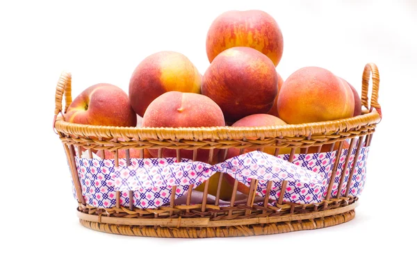 Perziken in de mand — Stockfoto