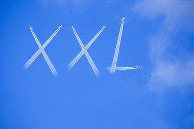 woord xxl op blauwe hemel
