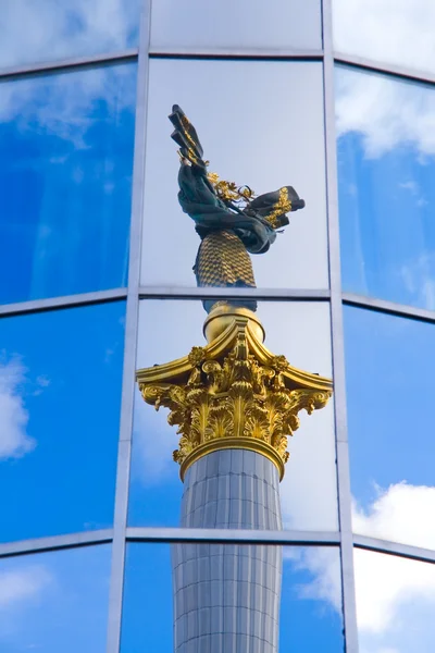 Reflexão monumento independência no edifício moderno — Fotografia de Stock